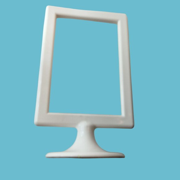 White Plastic Display Stands Frames Tabletop Signage 4 x 6 Photos Lot 2 - Picture 4 of 6